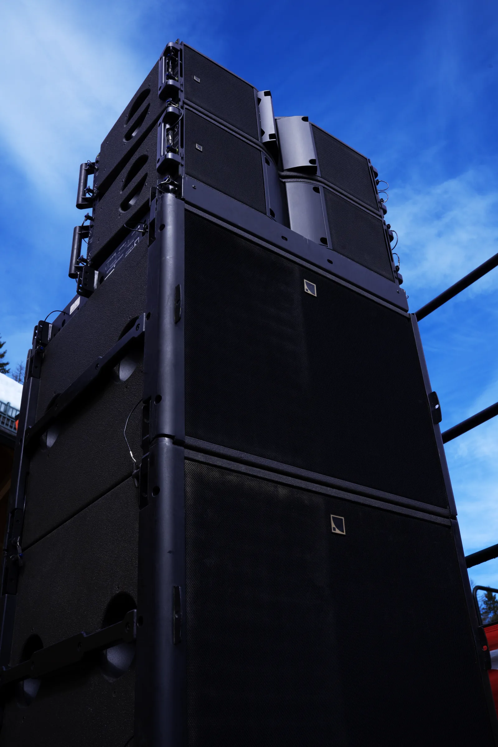 Professionelles Line-Array PA-System gegen den Himmel